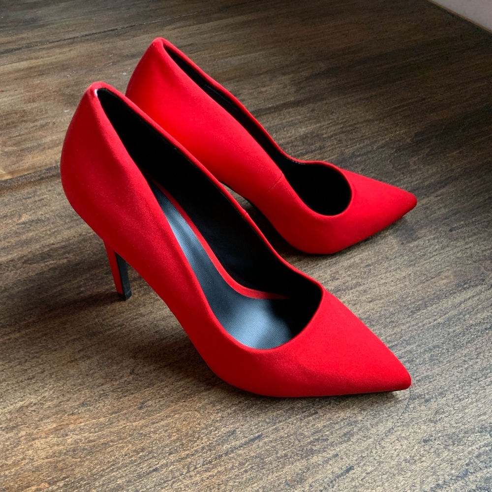 Perfect pair of red fabric pumps! Size 6,Call it Springs brand